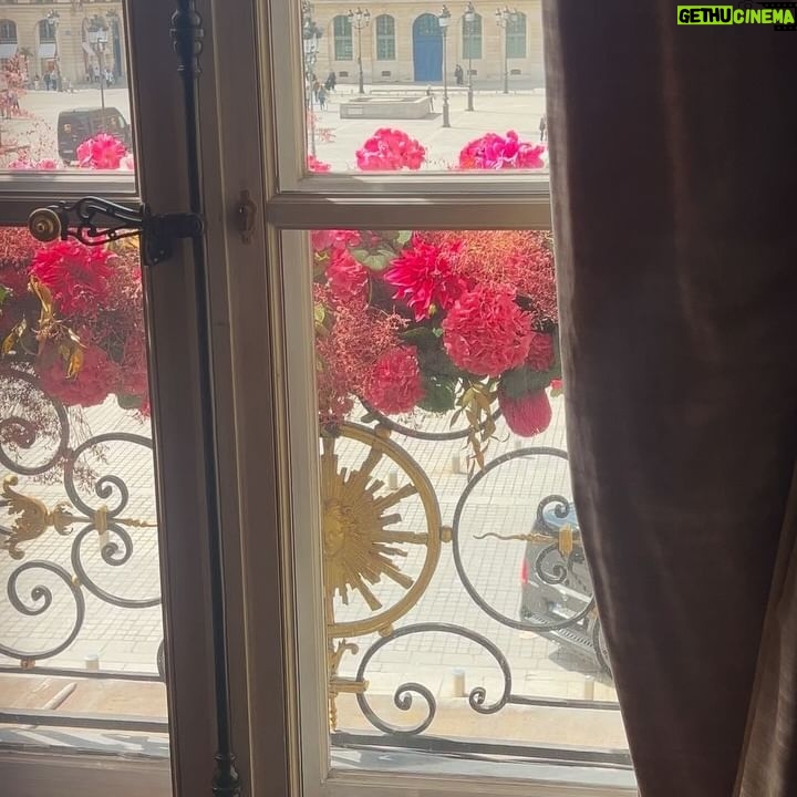 Zhanna Martirosyan - 3 Likes - В Париж я приехала всего на несколько дней и решила не тратить время на магазины,а всецело отдаться культурному отдыху. Я же сильная интеллигентная женщина!
Материальное-бренно, культура-вечна!
Первый мой срыв произошел в день прилета в Париж- я на несколько секунд забежала в Zara, точнее на 7200 секунд.
Во втором моём срыве я не виновата!!!!!
Всему виной @elina_janibekyan 🤗
Моя подруженька пригласила меня в бутик @schiaparelli.)😎
Честно говоря , бутик совершенно не похож на магазин. Я как-будто побывала в музее и получила огромное визуальное удовольствие!
Так что через пару дней прилечу в Москву с чемоданом вещей из Zara и охапкой впечатлений из бутика @schiaparelli .)
P.S. Спасибо @badra_amart за гостеприимство🌹