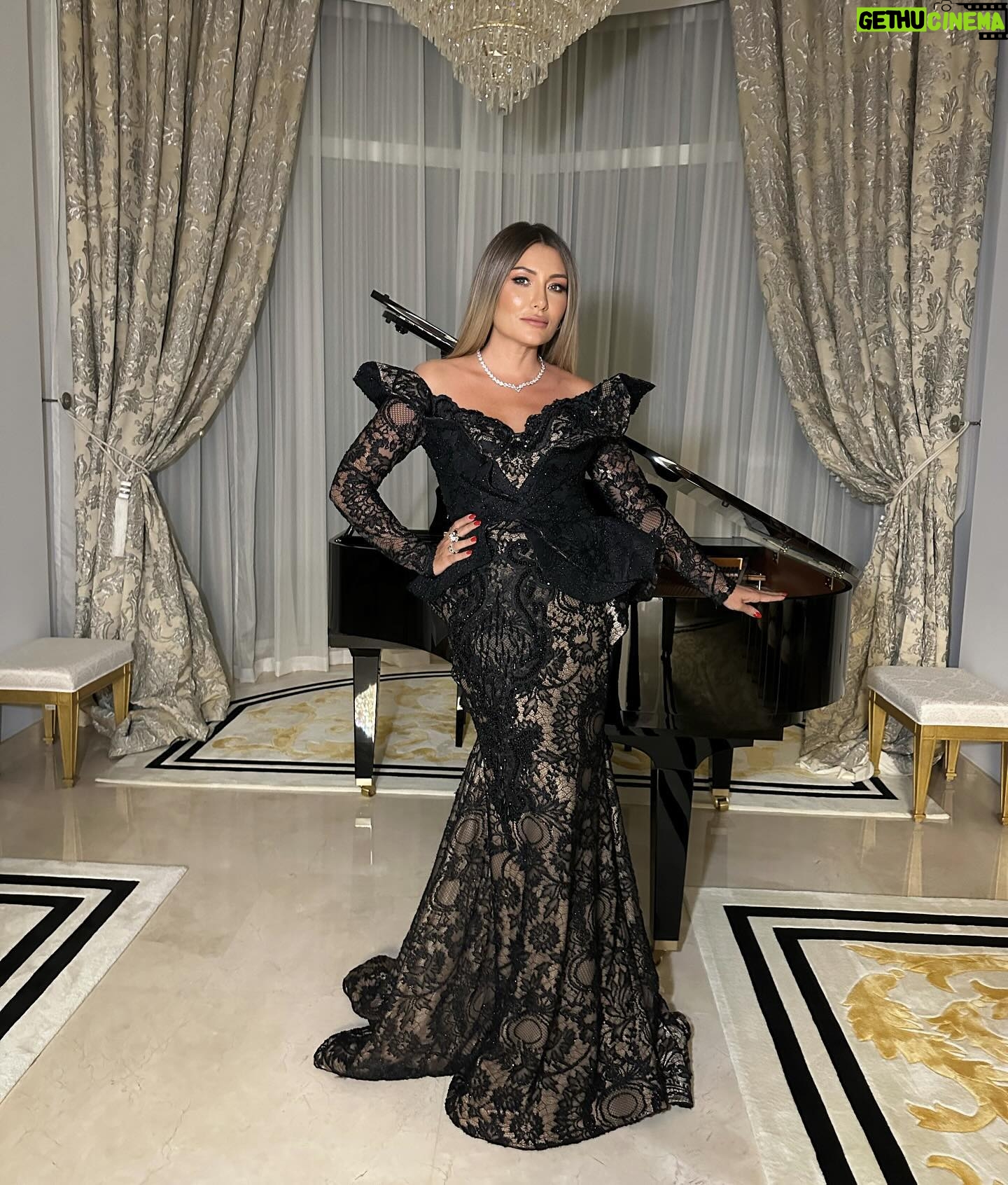 Zhanna Martirosyan Instagram - Сейчас модно делать астрологические прогнозы и модно прислушиваться к ним. Предлагаю вашему вниманию мой астрологический прогноз на начало 2024 год! Договоримся так , если у вас он сбудется, вы переводите на мою карту благодарственный гонорар. Итак! Внимание! Что происходит на свете? - А просто зима. - Просто зима, полагаете вы? - Полагаю. Что же за всем этим будет? - А будет январь. - Будет январь, вы считаете? - Да, я считаю. Чем же все это окончится? - Будет апрель. - Будет апрель, вы уверены? - Да, я уверен. В апреле погадаю на картах Таро и напишу вам прогноз еще на два месяца.