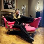Zhanna Martirosyan Instagram - В Париж я приехала всего на несколько дней и решила не тратить время на магазины,а всецело отдаться культурному отдыху. Я же сильная интеллигентная женщина! Материальное-бренно, культура-вечна! Первый мой срыв произошел в день прилета в Париж- я на несколько секунд забежала в Zara, точнее на 7200 секунд. Во втором моём срыве я не виновата!!!!! Всему виной @elina_janibekyan 🤗 Моя подруженька пригласила меня в бутик @schiaparelli.)😎 Честно говоря , бутик совершенно не похож на магазин. Я как-будто побывала в музее и получила огромное визуальное удовольствие! Так что через пару дней прилечу в Москву с чемоданом вещей из Zara и охапкой впечатлений из бутика @schiaparelli .) P.S. Спасибо @badra_amart за гостеприимство🌹