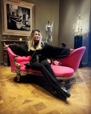 Zhanna Martirosyan Instagram - В Париж я приехала всего на несколько дней и решила не тратить время на магазины,а всецело отдаться культурному отдыху. Я же сильная интеллигентная женщина!
Материальное-бренно, культура-вечна!
Первый мой срыв произошел в день прилета в Париж- я на несколько секунд забежала в Zara, точнее на 7200 секунд.
Во втором моём срыве я не виновата!!!!!
Всему виной @elina_janibekyan 🤗
Моя подруженька пригласила меня в бутик @schiaparelli.)😎
Честно говоря , бутик совершенно не похож на магазин. Я как-будто побывала в музее и получила огромное визуальное удовольствие!
Так что через пару дней прилечу в Москву с чемоданом вещей из Zara и охапкой впечатлений из бутика @schiaparelli .)
P.S. Спасибо @badra_amart за гостеприимство🌹