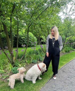 Zhanna Martirosyan Instagram - Провожу собрание.
На повестке дня, как надо себя вести на следующей неделе.