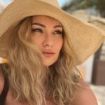 Zhanna Martirosyan Instagram - 1 мая у меня ассоциируется с детством, с моим родным городом Сочи, яркой демонстрацией в 9 утра, разноцветными шарами и мальчиком Сережей из моей школы. Благодаря пионеру Серёге,я дошла до конца праздничного шествия вся в слезах, держа в руках 10 лопнувших шариков. Помню, как сквозь слезы я жаловалась родителям : " Почему этот придурок, проткнул все мои шарики? Почему я ему так не нравлюсь." Мама мне сказала :"Не обращай внимания, ему просто нравится протыкать шарики" А папа мне сказал: " Ему просто нравишься ты")