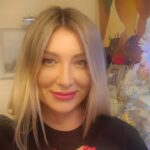 Zhanna Martirosyan Instagram – Смотрим ролик до конца, он короткий)
 И собираемся все вместе 
31 декабря🎉🥂🎊
На канале ТНТ 🎊🥂♥️
В 20.30🎊🎉🍾🥂