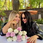 Zhanna Martirosyan Instagram – Лучше, конечно, когда с подругами видишься, как можно чаще.
Иначе, после долгого перерыва язык устаёт перемывать косточки не🧐подругам)
Сегодня буду весь день молчать.
А ты @elina_janibekyan )?