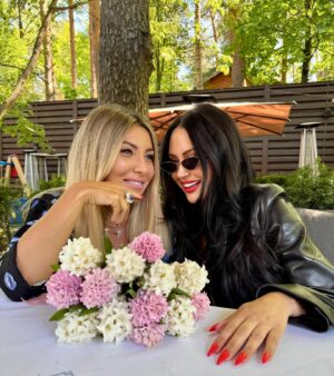 Zhanna Martirosyan Instagram - Лучше, конечно, когда с подругами видишься, как можно чаще.
Иначе, после долгого перерыва язык устаёт перемывать косточки не🧐подругам)
Сегодня буду весь день молчать.
А ты @elina_janibekyan )?