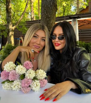 Zhanna Martirosyan Instagram - Лучше, конечно, когда с подругами видишься, как можно чаще.
Иначе, после долгого перерыва язык устаёт перемывать косточки не🧐подругам)
Сегодня буду весь день молчать.
А ты @elina_janibekyan )?