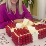 Zhanna Martirosyan Instagram - Ура!!!!! По традиции каждое 13 февраля у меня рождается муж!!!!! Сегодня @martirosian_official исполнилось 50 лет🎉🎊🥂🎂🍾🫶 Спасибо @lafamilia_cakebakery .♥️ Вы уже несколько лет с нами на все наши праздники! ♥️♥️♥️♥️♥️♥️ И я уже даже всех своих друзей подсадила на ваши сладости🎂🍰🧁🥧🍦🍭🍮☕️. Секта сладкоежек от @lafamilia_cakebakery растет с каждым днем!🎉🍭🍰🍦🍦🧁🥧☕️ #reels #reelsinstagram #love #smile