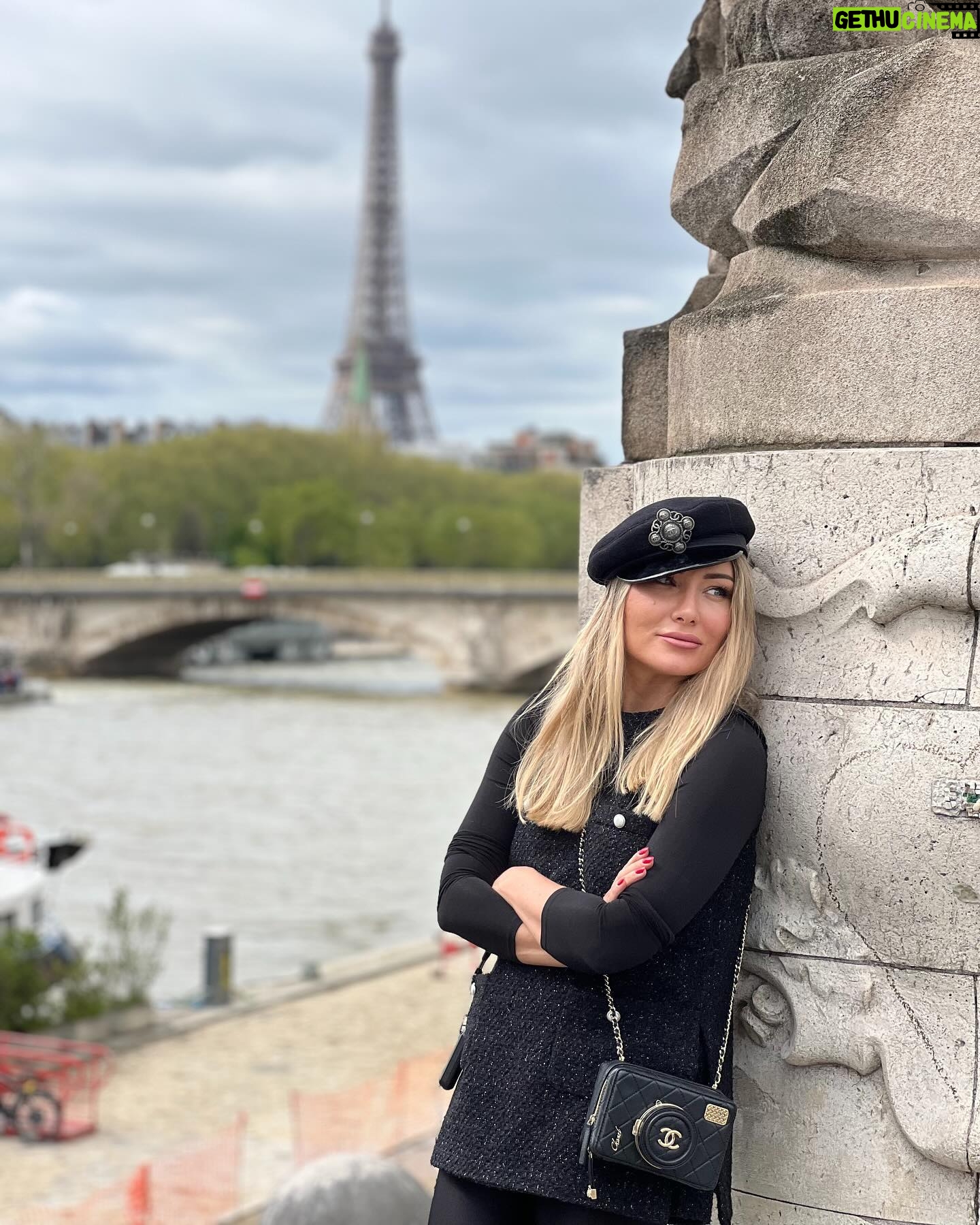 Zhanna Martirosyan - 3 Likes - А вы знали, что во всем мире существует 38 городов с названием Париж?
Я решила посетить основной их офис.