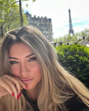 Zhanna Martirosyan Instagram - PARISительно  красиво здесь.