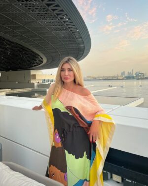 Zhanna Martirosyan Instagram - В последний день майских праздников в аэропорту Дубая можно наблюдать массовый ИСХОД РОССИЯН из Объединённых Арабских Эмиратов