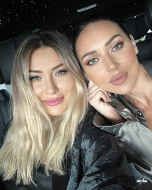 Zhanna Martirosyan Instagram - Жалко, что талант не передаётся воздушно-капельным путем.
А то дружим, дружим, а пою я всё равно плохо, плохо!)
@alsou_a ♥️