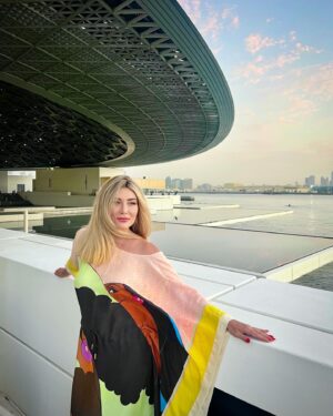Zhanna Martirosyan Instagram - В последний день майских праздников в аэропорту Дубая можно наблюдать массовый ИСХОД РОССИЯН из Объединённых Арабских Эмиратов