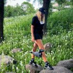 Zhanna Martirosyan Instagram – “Вино из одуванчиков. Самые эти слова — точно лето на языке. Вино из одуванчиков — пойманное и закупоренное в бутылки лето. И теперь, когда Дуглас знал, по-настоящему знал, что он живой, что он затем и ходит по земле, чтобы видеть и ощущать мир, он понял еще одно: надо частицу всего, что он узнал, частицу этого особенного дня — дня сбора одуванчиков — тоже закупорить и сохранить; а потом настанет такой зимний январский день, когда валит густой снег, и солнца уже давным-давно никто не видел, и, может быть, это чудо позабылось, и хорошо бы его снова вспомнить, — вот тогда он его откупорит!”
Рэй Брэдбери «Вино из одуванчиков»
