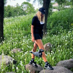 Zhanna Martirosyan Instagram - "Вино из одуванчиков. Самые эти слова — точно лето на языке. Вино из одуванчиков — пойманное и закупоренное в бутылки лето. И теперь, когда Дуглас знал, по-настоящему знал, что он живой, что он затем и ходит по земле, чтобы видеть и ощущать мир, он понял еще одно: надо частицу всего, что он узнал, частицу этого особенного дня — дня сбора одуванчиков — тоже закупорить и сохранить; а потом настанет такой зимний январский день, когда валит густой снег, и солнца уже давным-давно никто не видел, и, может быть, это чудо позабылось, и хорошо бы его снова вспомнить, — вот тогда он его откупорит!"
Рэй Брэдбери «Вино из одуванчиков»