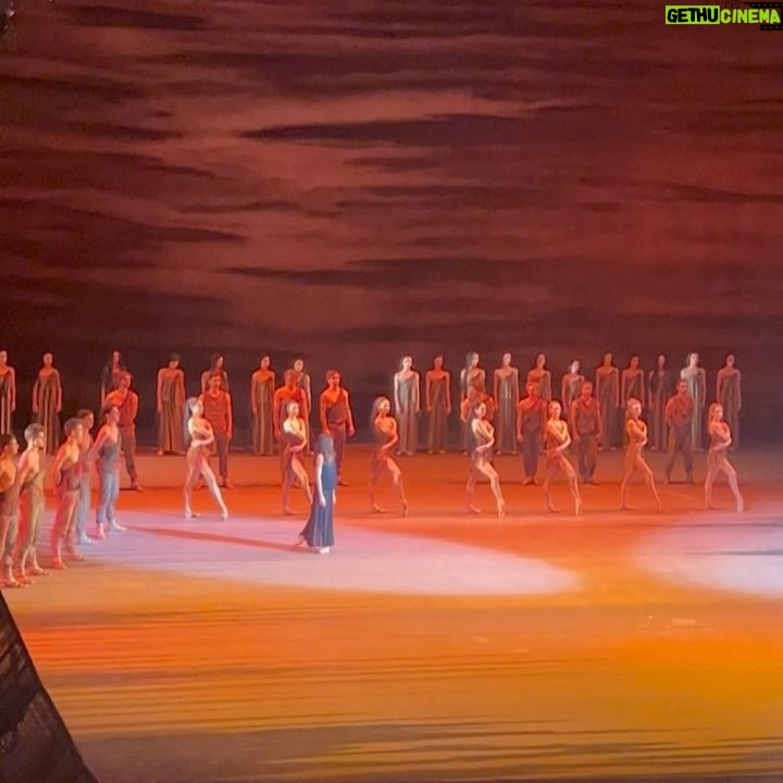Zhanna Martirosyan Instagram - Культурный выходной с харизматичным и очень прыгучим руководителем восстания рабов и гладиаторов -СПАРТАКОМ. @vasiliev.art #спартак #большойтеатр #love #балет ♥️