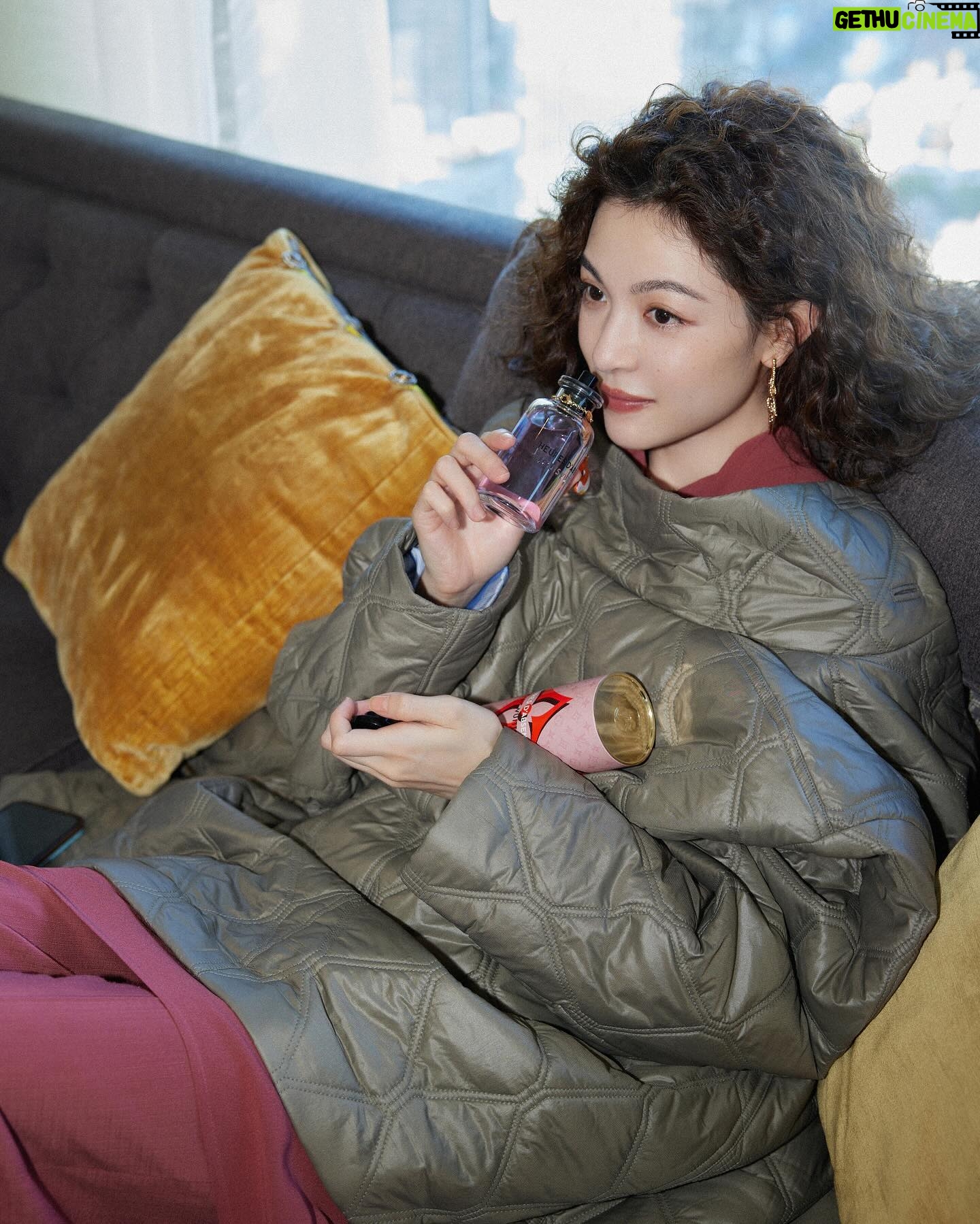 Zhong Chuxi Instagram - Lovely lovely!💜 #LVParfums #LVPrefall24 @louisvuitton