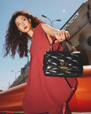 Zhong Chuxi Instagram - Freely city walk!
@louisvuitton @NicolasGhesquiere

#LVVOYAGER #LVPREFALL24 #NicolasGhesquiere #LouisVuitton