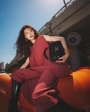 Zhong Chuxi Instagram - Freely city walk!
@louisvuitton @NicolasGhesquiere

#LVVOYAGER #LVPREFALL24 #NicolasGhesquiere #LouisVuitton