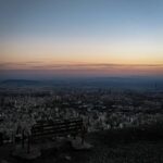 Ziba Karamali Instagram – .
📝 حس دلتنگی می‌تواند حتی “یک خاطره تلخ” را چنان به آغوش بکشد که گویی یاری از سفر رسیده را پس از سال‌ها ملاقات میکند. همانقدر گرم، همانقدر قوی و همان میزان پرشور. چنان که باور نمی‌کنی این یار نو رسیده، روزی چنان بر صفحه‌ی جانت خنجر کشید، که فریاد دردت پرده‌ی گوش درید و گویی جان از تنت بیرون می‌کشید و تو امروز دلتنگ همان خاطره میشوی. همان زخم و همان درد است که عزیز می‌شود. حسرت می‌شود و اشک‌هایی که آن زمان مملو از درد شد و خاک تر کرد و امروز چشمانت بند بند زمین را می‌جوید تا اشک ریخته شده بر خاک را بیابد و ببوسد. دلتنگی حتی میتواند یک تصویر تلخ را به آغوش خود بخواند. مثلا شاید تصویر تنهایی دخترکی که در ایستگاه قطار با آخرین سرباز وداع می‌کند و با اشک هم آغوش می‌شود .
.
.