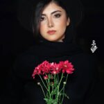 Ziba Karamali Instagram - . . آنچنان بیگانه گشتم با خودم که مدتی است سایه‌ام پشت سر مردم به راه افتاده‌است قاب عکسی را تصور کن که طرح چهره اش در گذار عمر، از برج نگاه افتاده است... . شاعر: مجتبی حیدری . 📷@rominaparto Makeup by @elenanorouzii