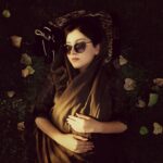 Ziba Karamali Instagram - . این روزای زندگیم، در همه‌ی جنبه‌ها و زمینه‌هاش شبیه رویایی شده که هر روز داره عمیق و عمیق‌تر میشه و من هر لحظه نگرانم که یکی از راه برسه و بیدارم کنه از رویای نیمه شب پاییزم... بعضی از رویاها هستن که وقتی از خواب بیدار میشی آرزو می‌کنی کاش هیچوقت بیدار نمیشدی اما بعضی از رویاها اونقدر عمیق و بزرگ و دوست‌داشتنی‌ان که بعد از بیدار شدن آرزو می‌کنی کاش هرگز اون رویارو ندیده بودی تا توی باقی روزای زندگیت حسرت محو‌شدن این رویای گرم میون نفس‌های سرد جهان واقع زجرت نده... رویا دیدن بی‌رحمانه‌ترین توانایی انسانه! این توانایی احمقانه، به تو آرامش، امید، خوشحالی و عشق و همه اون چیزایی رو که تمام روزتو با تصورشون میگذرونی، می‌بخشه و فقط توی یه ثانیه تو رو از میون یه خوشبختی بزرگ، از میون بهشت خودساختت، جدا می‌کنه و پرتابت می‌کنه میون یه جهان سرد بی رمق بنام واقعیت... و تو می‌مونی و جهانی که فقط با باز کردن چشمات فرو می‌ریزه... کاش این روزام، این لحظات، این آرامش و این امید، رویا نباشن... رویاها بالاخره با باز شدن چشمام تموم میشن و اگر من میون یه رویام، کاش هیچ وقت چشمامو باز نکنم و توی همین رویا بمیرم... . . پ.ن در مورد عکس: عکس قدیمیه اما دقیقا ثبت یه رویاست... ثبت یه آرامش حقیقی... اونقدر که هنوزم هر بار نگاهش می‌کنم اون حس ناب دوستداشتنی بهم منتقل میشه. و مرسی از عکاس عزیز که دقیقا می‌دونست چه موقع چه چیزی رو ثبت کنه. این عکس، ثبت یه تصویر نیست. ثبت یه احساسه، ثبت یه روحه! :)) . 📷@emad.araad