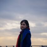 Ziba Karamali Instagram - . تمام اون چیزی که روزهای پیش‌رو رو برامون معنی می‌کنه و رنگ می‌پاشه به تمام لحظات خاکستری، امید به رقم زدن همه‌ی اون چیزاییه که سال‌هاست توی رویاهامون و قلبمون نقش بستن و رویاهایی که انقدر زندگیشون کردیم که از عالم خواب به جهان واقع کوچ کردن و "ما" شدن... می‌دونم که رویاها، رویا نمیمونن. حقیقت میشن! حقیقت جهان ما میشن! رویاها واقعی میشن... باور میکنیم که واقعی میشن... ایمان دارم که همه چیز دقیقا همون زمانی که باید اتفاق بیفته، اتفاق خواهد افتاد. نه دیرتر و نه زودتر... و ما نمی‌ترسیم! صبوری می‌کنیم! و می‌خندیم... . . 📷 از @emad.araad