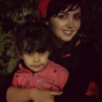 Ziba Karamali Instagram - . سر تا پای تو محبت و عشقه... خلاف آدم بزرگا بلدی عشق ورزیدن رو پاسخ بدی. این عکس قرار بود تکی باشه که یهو این عزیز دل اومد تو بغل من و با یه بوسه قشنگ و یه دوستت دارم خوشگل خودشو جا کرد و گفت منم میخوام باشم تو عکست😍😍 آوین من❤❤ . #دخترخاله . 📷@shahsa_moghadam