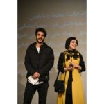 Ziba Karamali Instagram - . اولین اکران مردمی #لاتاری . . پ.ن: چند وقتیه که دوست داشتم از همه کسایی که چه توی کامنت‌هاشون چه دایرکت و چه حضوری به من لطف داشتن و انقدر با محبت به من انرژی دادن تشکر کنم. منو ببخشید که تک تک کامنت‌ها و دایرکت‌هارو نمیتونم جواب بدم ولی از صمیم قلبم ازتون تشکر می‌کنم. وقتی که تصمیم گرفتم ترس رو کنار بذارم و وارد بازیگری بشم، خودم رو برای بدترین و تندترین نقدها و حرف‌ها آماده کردم ولی اصلا انتظار این همه محبت رو نداشتم. از صمیم قلبم خوشحالم که نوشین قصه‌ی مارو دوست داشتید. خوشحالم که توی اولین تجربم آزرده خاطرتون نکردم و در حد و اندازه خودم اعتماد گروه عزیز و حرفه‌ای لاتاری رو پاسخ دادم. آقای مهدویان و آقای امینی عزیز ممنون از تمام کمک‌ها و اعتمادتون. امیدوارم بتونم با راهنمایی‌های دلسوزانتون ضعف‌هامو بپوشونم و بهتر بشم. و ممنونم از امیرحسین هاشمی عزیز ( ساسان قصه لاتاری که توی فیلم رفیق امیرعلی بود و پشت صحنه کمک و پشتیبان نوشین ) که با معرفت‌ترینه! و الحق رفیق‌ترینه برای همه! . . اینجا نقطه شروعه برای من... . @mohammadhosein.mahdavian @ebrahim.aminii @s.amirhoseinhashemi . . 📷 محمدرضا روزی @rouzi_shut 📷 امیر بنی اسدی @amir_baniasadi