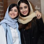 Ziba Karamali Instagram - . در حاشیه اکران مردمی فیلم " بی صدا حلزون" . پ.ن: شما @baransarmad ببین رفاقت تا کجا رفته که تصادفا رنگ لباسمونم مثل هم میشه😁💙 . پ.ن دو: عکاسان عزیز تگ شدند. خلاصه که فیلم " بی صدا حلزون " رو حتما در سینما تماشا کنید🌹