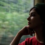 Ziba Karamali Instagram - . 📝 بی هیچ کلام و بی هیچ تلاشی جان محتضرش را به تماشا نشسته است. تو گویی او را مسخ کرده اند. نفس می‌کشد اما جان ندارد. پلک میزند اما سو ندارد. حرف میزند اما صوت ندارد. تنها می‌گذرد. از همه چیز و همه کس. از تو. از او. از خودش. پله پله نور از او رو میگیرد. تاریکی را بیشتر دوست دارد. در تاریکی مطلق، سایه ای نیست که او را تعقیب کند. در تاریکی سایه‌ای نیست که جای خود، سایه‌اش را زندگی کند. شب‌ که میشود، او لباس سایه را از تن بیرون می‌کند و خود را می‌پوشد. همان جان پاره پاره را. سایه اما بر آویز لباسش، او را نظاره می‌کند و در هر ثانیه فرا رسیدن صبح را یادآور میشود. او میداند این شب قوامش اندک است. صبح که میشود، تیغ آفتاب باز هم جان او را نشانه میرود و او باز سایه‌ای میشود که جانش را در شب جا گذاشته‌است. . #شب_نوشت . 📷@instudio.tehran