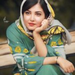 Ziba Karamali Instagram - . این روزا فکر می‌کنم توانایی پذیرش "ابهام" سخت‌ترین بخش زندگیه. ابهام از نتیجه تصمیماتی که میگیری و تصور اینکه " بعدش چه خواهد شد؟" تبدیل به ترسی میشه که تو رو از اتخاذ هر تصمیم درستی بازمیداره و باز رها میشی در یک گنگی بی انتها. جهانی تاریک و بی‌نور که عصایی هم برای توسل جستن و پیش رفتن در این ظلمت عمیق پیدا نمی‌کنی. هر چه زمان می‌گذره، تنها بودنت در پذیرش تمام ابهامات پیش رو، بیشتر خودنمایی می‌کنه و قدم‌هات استحکامشونو از دست میدن، چشمات کمرنگ‌تر و مبهم‌تر می‌بینن و صدات لرزش بیشتری می‌گیره. ابهام تو رو تنهاتر می‌کنه. همونقدر که تو حاضر به پذیرش روزها و آینده ی پر از ابهام نیستی آدم‌ها هم پذیرای یک انسان مبهم نخواهند بود. اون‌ها از تو یک تصویر روشن می‌خوان. تصویری که به وضوح بدونن قراره از دست‌های تو چه چیزی هدیه بگیرن و باز زمان به تو میگه که هدیه دلخواه اون‌ها، معمولا قلبت نیست. قلب برای اونها وضوح لازمو نداره و آدمیِ گریزان از گنگی، به دنبال چیزی ملموس‌تر و روشن‌تر می‌گرده که اگر در تو پیدا نکنه، جای دیگه به دنبالش خواهد گشت. . 📷@rominaparto