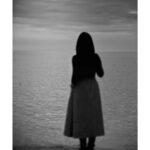 Ziba Karamali Instagram - 📝 . این روزهای ترسناک که ما به نام روزهای زندگی سپری می‌کنیم، هیچ نیستند جز تجربه کابوس بی پایان جبر جغرافیایی در سرزمینی که در هر لحظه‌اش تنها با بهت به رویدادهای پیرامونمان خیره شدیم. انگار که گل پاشیده باشند به دهانمان، تلاش مذبوحانه میکنیم برای فریاد کشیدن و در پس هر فریاد مشتی بیشتر خاک به جان فرو میکشیم. هر روز از تعداد عزیزان و دوستانم کاسته میشوند و جوانانی که روزی با هیجانی وصف ناشدنی از رویاهای پیش رویشان برای یکدیگر تصویر شور جوانی را قاب می‌گرفتند، امروز با آوایی اندوه بار مرثیه کوچ می‌سرایند. چه بر سر جوانی‌مان آمد؟ چه بر سر لبخندمان آمد؟ چه شد که اینگونه در گورهایی دسته جمعی زنده به خاک سپردند ما را؟ چگونه ملتی پر شور و خون‌گرم را به جان هایی خسته از زیستن بدل کردند و کام های شیرینمان را با زهر تلخ نومیدی انباشتند؟ چه شد که امروز با جانی پر از درد و پر از عشق به خاکی که در آن روزها و سالها خاطره ساخته ام، در گوشه ذهنم و در خلوت تاریکم ناخودآگاهم رفتن را تنها چاره زیستنم معنا می‌کند؟ می ترسم و وحشت میکنم از این چراغ روشن شده در ذهن. من هنوز عاشق این خاکم... به یاد شعری از فریدون مشیری می‌افتم که چه عجیب وصف حال روزهای ماست. تو از این دشت خشک تشنه روزی کوچ خواهی کرد و اشک من ترا بدرود خواهد گفت نگاهت تلخ و افسرده است دلت را خار خار نا امیدی سخت آزرده است غم این نابسامانی همه توش و توانت را ز تن برده است تو با خون و عرق ،این جنگل پژمرده را رنگ و رمق دادی تو با دست تهی با آن همه توفان بنیاد کن در افتادی تو را کوچیدن از این خاک ، دل بر کندن از جان است! تو را با برگ برگ این چمن پیوند پنهان است تو را این ابر ظلمت گستر بی رحم بی باران تو را این خشک سالی های پی درپی... ز پا افکند ... تو با چشمان غمباری که روزی چشمه جوشان شادی بود و اینک حسرت و افسوس ،بر آن سایه افکنده ست خواهی رفت و اشک من تو را بدرود خواهد گفت من اینجا ریشه در خاکم من اینجا عاشق این خاک، اگر آلوده یا پاکم من اینجا تا نفس باقی است می مانم من ازاینجا چه می خواهم،نمی دانم امید روشنائی گر چه در این تیرگی ها نیست من اینجا باز در این دشت خشک تشنه می رانم من اینجا روزی آخر از دل این خاک ،با دست تهی گل بر می افشانم من اینجاروزی آخر از ستیغ کوه،چون خورشید سرود فتح می خوانم و میدانم تو روزی باز خواهی گشت #شب_نوشت #فریدون_مشیری