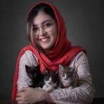 Ziba Karamali Instagram - . امروز با بعد جدیدی از خودم آشنا شدم. بعدی که خودمم از پیدا کردنش شگفت زده شدم. روزی که این بچه‌های زیبارو پیدا کردیم فکرشم نمی‌کردم که تا این حد دلبسته‌شون بشم. چشم‌هاشون نمی‌دید و حالشون خیلی خوب نبود. معصوم بودن و بی پناه و انگار که به یه آغوش گرم رسیده باشن، کنار ما پناه گرفتن. قرار بود چند روزی مهمون ما باشن تا بهتر بشن اما شد یک ماه و بعد از یک ماه انگار که یکی از ما شده بودن. دردسرشون کم نبود اما انقدر شیرین بودن که این میزان از شیرینی دردسرهاشونو از یادمون می‌برد. روزی که حالشون بد شد و بردیمشون دامپزشکی، روزی بود که به شدت سرمون شلوغ بود و برنامه‌هامونو بهم ریختن. اما چشم دوختن به نگاه معصومشون و حس عمیق آرامشی که توی آغوشم داشتن، باعث شد فقط و فقط به بهترشدنشون فکر کنم و تمام دغدغه‌هام یادم بره. حس اینکه سه تا موجود زنده وجود دادن که نفسشون به دست ما بنده یکی از عجیب‌ترین حسای دنیا بود برام. از وقتی چشماشون باز شد مارو دیدن و باورشون شده بود که مادرشونم. امشب ببری کوچولو تنها شد و دوتا برادراش از پیشمون رفتن. رفتن تو خونه‌های جدیدشون و موقع خداحافظی، انگار که یه بخشی از وجودم جدا میشد. باورم نمیشد که به خاطر رفتن این دوتا تا این حد غمگین بشم و چشمام تر بشه. (از راست به چپ) ببری، منگولی و جگوار، هر جا که برین هر اسم جدیدی که داشته باشین، جزو خاطرات قشنگ من باقی می‌مونید و من هرگز فراموشتون نمی‌کنم عزیزای دلم😭😞 . به تاریخ نوزدهم مهرماه نود و هشت . . 📷@instudio.tehran