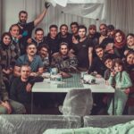 Ziba Karamali Instagram - . به نظرم الان بهترین زمان برای انتشار این عکسه. امروز که فیلممون برای پنج بخش نامزد دریافت جایزه شده. اونم از جشنواره ای که اسمش با رفاقت گره خورده. چه عکسی بهتر از این در توصیف رفاقت و معرفت؟ این قاب برای من خیلی عزیزه. فارغ از هر نتیجه‌ای که به دست بیاد، رفاقتتون، محبتتون و همراهیتون با من برای ساخت این فیلم، زیباترین خاطره من از سال گذشته‌ست. قدردان تک به تکتون هستم و افتخار می‌کنم که "تهاتر" رو در کنار شما ساختم😍 جای برخی از عوامل نازنینمون در این عکس خالیه. تهاتر در پنج بخشِ: بهترین فیلمنامه بهترین فیلمبرداری بهترین بازیگر مرد ( علیرضا ثانی فر و محمد امین طاهری ) بهترین صدا و بهترین موسیقی متن کاندید جایزه نهال شده. تبریک میگم بهتون رفقا😍🧡 @emad.araad @alisanifar @zohre.aliakbarii @mstfamnjl @afshinazizi86 . پ.ن: ببخشید که اینستا نذاشت همتونو تگ کنم. بیست نفر بیشتر جای تگ نداشت. . 📷@amir.timo