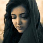 Ziba Karamali Instagram - . هیولای ترسناک زندگی من، خودِ چهل سالمه که روز تولد چهل سالگیش، موقع فوت کردن شمع دیگه آرزویی نداشته باشه و به جای آرزو کردن برگرده و به پشت سرش نگاه کنه... به بیست سال فاصله بین امروزمن و اون لحظه‌ی خودش! خودشو پیدا کنه بین یه دنیا حسرت آغشته به ترس از آینده! آینده ای که امروز تهی از آرزو و مملو از حسرت خودشه و هیولای نابودگر خندیدن‌های امروز من! و اونجا از خودش بپرسه تو الان کجای زمانی؟ به من بگو امروز ما کجای زمانیم؟ کاش یادم بمونه که ترس از دست دادن خودش عامل از دست رفتنه... . . 📷@emad.araad .