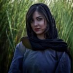 Ziba Karamali Instagram - . سوت پایان بیست و چهارسالگی پر اتفاق و پر فراز و نشیب. سالی که پر از تجربه شد و قدر چند سال گذشت. سالی که میدونم بعدها به عنوان یک سال ویژه از عمرم ازش یاد خواهم کرد. از اینجا به بعد حس می‌کنم زیستن سرعت گرفته. انگار که زمان سریع تر بگذره و روزها دیگه بیست و چهار ساعت نباشن. زمان کوتاه تر شده یا سقف خواسته‌های ما بلندتر، نمیدونم. ولی می‌دونم که پاهام قوی‌تر و ورزیده تر از قبل رو زمین ایستاده و آماده شلیکه که بدوه و بدوه. بی پرواتر از قبل و مصمم‌تر از همیشه. . 📷@instudio.tehran