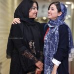 Ziba Karamali Instagram – .
باعث افتخاره که دخترِ توئم زیبای من😍 .

حمایتی هم از کودک همسری نمی‌کنیم🤣 مادر من متولد اواسط دهه پنجاهه. بابام خوبه جوون مونده😁 من و نیما هم بچه‌های خوبی بودیم پیرش نکردیم😅
.
پ.ن: اسم عکاس‌های عزیزم تگ شده💛
.
#مامان #جشنواره_فجر #جشنواره_جهانی_فیلم_فجر