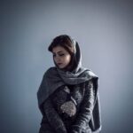 Ziba Karamali Instagram – .
در گذر از میان عکس‌های قدیمی، قاب‌هایی هستند که می‌مانند؛ نه برای آنچه که در تصویر دیده می‌شود که برای تمام آن چیزی که دیده نمی‌شود اما هست، قوی‌تر و غنی‌تر از تمام رنگ‌ها و بافت‌ها و ترکیب‌ها و آدم‌ها…
.
پ.ن: عکسی قدیمی لابه‌لای گنجینه خاطرات
.
📷@emad.araad عکاس باشی😁
.