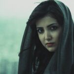 Ziba Karamali Instagram - . طنابی که بین دوتا از بلندترین صخره‌ها بسته شده و من اون بندبازیم که جسورانه دویده و درست در میانه‌ی این طناب، نگاهش به پایین و دره‌ی زیرپاش افتاده. از ترس چیزی به سقوطش نمونده... حالا عاقلانست که برگرده و لذتِ "صعود" رو قربانی هراسِ "سقوط" کنه و یا ادامه بده و به عشق صعود، ترسِ سقوط رو با جونش پذیرا بشه؟ اینجا و این لحظه ادامه دادن، راه عقله یا استمرار حماقت؟ اینجا، ادامه دادن، مسیر منطقه یا پیروی از احساس؟ بازگشت چی؟ بازگشت تدبیر عقله یا نمود ترس؟ بازگشت نشانه‌ی پختگیه یا ظهور سستی؟ قراره کی به جواب این سوالا برسم وقتی درست روی این طناب ایستادمو این طناب لعنتی هر بار با هر لرزشش به من نهیبی میزنه تا چشمای هراسان منو یه بار دیگه گره بزنه به قعر دره‌ی زیر پام؟ نگاه من اما هنوز جسوره... خودش رو از قعر جدا می‌کنه و پیوندش با غرور صخره ‌‌مقابلش رو تحکیم می‌کنه. هنوز نه آتشِ عشقِ فتحِ درونش خاموش شده و نه شعله های هراس از سقوط! هنوز ایستادم... روی این طناب لرزان... منتظر... منتظر بارون تا بباره و خاموش کنه یکی از این شراره‌هارو! یکی باید تسلیم بشه... یا جسارت و یا حزم... . #توصیف_لحظه . 📷@emad.araad