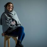 Ziba Karamali Instagram - . یادگاری از روزایی که موهام نارنجی بود. اون رنگ‌مویی که اصلا دوسش نداشتم و حالا فقط از اون رنگ، یه هاله‌ی بی رمقی روی انتهای تارهای موهام باقی‌مونده. درست مثل همین خنده‌ی عمیق که تا دیدمش مکث کردم. این خنده رو هم اون موقع‌ها ارزششو نمی‌دونستم. فکر می‌کردم حالا حالاها هست. ولی حالا مثل همون رنگ مو، هست اما به شکل یه هاله‌ی بی رمق، روی دورترین نقطه‌ی قلبم. بزرگ شدن، قشنگ نیست. اصلا قشنگ نیست... . پ.ن: ثبت‌های بی برنامه و یهویی مربوط به دو سال و نیم پیش. . 📷@instudio.tehran .