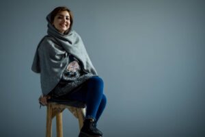 Ziba Karamali Instagram - .
یادگاری از روزایی که موهام نارنجی بود.
اون رنگ‌مویی که اصلا دوسش نداشتم و حالا فقط از اون رنگ، یه هاله‌ی بی رمقی روی انتهای تارهای موهام باقی‌مونده. درست مثل همین خنده‌ی عمیق که تا دیدمش مکث کردم. این خنده رو هم اون موقع‌ها ارزششو نمی‌دونستم. فکر می‌کردم حالا حالاها هست. ولی حالا مثل همون رنگ مو، هست اما به شکل یه هاله‌ی بی رمق، روی دورترین نقطه‌ی قلبم.
بزرگ شدن، قشنگ نیست. اصلا قشنگ نیست...
.
پ.ن: ثبت‌های بی برنامه و یهویی مربوط به دو سال و نیم پیش.
.
📷@instudio.tehran
.