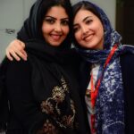 Ziba Karamali Instagram – .
باعث افتخاره که دخترِ توئم زیبای من😍 .

حمایتی هم از کودک همسری نمی‌کنیم🤣 مادر من متولد اواسط دهه پنجاهه. بابام خوبه جوون مونده😁 من و نیما هم بچه‌های خوبی بودیم پیرش نکردیم😅
.
پ.ن: اسم عکاس‌های عزیزم تگ شده💛
.
#مامان #جشنواره_فجر #جشنواره_جهانی_فیلم_فجر