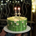 Ziba Karamali Instagram - ۲۷ تمام این متن کوتاه نیست.اگرخسته میشوید از آن عبور کنید. تصورم از ۲۷ سالگی‌ام طوردیگری بود وخب شاید همانطور میشد اگر این یک سال با پدیده رنج تا این اندازه خو نمیگرفتم. رنج چندماه قبل از ۲۶ سالگی آغاز شد و آنقدر بزرگ شد که در روز تولد ۲۶ سالگی بدن ضعیف و رنجورم از اخبار تاریک پاییز ۱۴۰۱ به حدی بیمار شد که فقط در حد فوت کردن شمع از زیر پتو بیرون خزید و باز به قعر دردی لایتناهی سقوط کرد. ترسی ندارم از افسردگی سیاهی که دامنگیرم شد حرف بزنم.روزهای تلخ سال گذشته گمان میکنم خیلی از ما را به روانپزشک و داروخانه کشاند.درد پشت درد،خبر پشت خبر،خشم روی خشم کم کم مرا تبدیل به جنازه ای کرد که نمی شناختمش. نه صورت بهت زده‌ی شاهدم بر درد را،نه آن پاک باختگی و رهایی از تعلقم را.هر آنچه روزی آمال و آرزوهایم بودند را زمین گذاشتم و سبک شدم. بی چیز شدم!بی هیچ چیزی! مدت ها در گنگی یافتن ریسمانی برای تعلق با زمانه جنگیدم. دیگر آینده برایم روشن نبود.نه در روزهایی که از دست رفتن جان های عزیزی همه چیز را سیاه تر از قبل کرده بود.بدنم بر پاهایم سنگینی میکرد.وزن جسمم اضافه شد وزن روحم بیشتر. دروغ چرا؟ روزهای زیادی آرزو میکردم کاش سرشتم جور دیگری بود. کاش بلد بودم گاهی چشم ببندم و باقی جهان را رها کنم. اما من این طور نبودم و این هم انتخاب من نبود. آنروزها گذشتند و امروز در آخرین روز ۲۷ سالگیم،گمان می‌کنم کم کم پاهایم قوت گرفته‌اند.هنوز هم تنم بر پاها سنگینی می‌کند اما حداقل ایستاده ام. شاید فردا قدمی هم برداشتم.نمیدانم!دیگر بزرگ فکر نمی‌کنم. هر قدم کوچک را تحسین می‌کنم چون گمان می‌کنم همین که هنوز زنده ام و نفس میکشم شاید بزرگترین پیروزی این یک سال است. همین خنده های سرسری کوچک وهمین بر دوش کشیدن بار سنگین زیستن در رنج شاید بزرگترین دستاورد من در دل این سال سخت بود.سال سیاهی که جهانم را دگرگون کرد اما در دل سیاهی‌اش شاید تنها چیزی که کورسوی نوری را برایم روشن گذاشت که با چشم دوختن به آن، در نبرد مرگ و زندگی، زندگی را برگزینم، همان باری بود که بر زمین نهادم.بار تعلق و آمالی که بر زمین کوبیده شد، پیله ای چسبیده به تن بود که پروانگی‌ام را ربوده بود. پیله را ذره ذره دریدم و از دلش، زنی بیرون آمد که بیشتر دوستش داشتم. هرچند زخم دیده و هرچند تهی دست تر اما حقیقی تر. جسورتر و صادق تر. بی پرواتر و “زیبا”تر! تولدت مبارک زیبا! من توی امروز را با تمام زخمها و غمهایت بیشتر دوست دارم!تو بیش از تمام ۲۷سال عمرت،امروز خودت را زندگی می‌کنی و این زیباترین هدیه‌ایست که امسال به تو داده شد!۲۷ سالگی مبارک