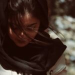 Ziba Karamali Instagram – چه کنم که توان از من می گریزد
وقتی که نام کوچک او را
در حضور من به زبان می آورند. 
از کنار هیزمی خاکستر شده
از گذرگاهی جنگلی می گذرم
 بادی نرم و نابهنگام می وزد
سبکسرانه با بویی از پاییز 
و قلب من 
خبرهایی از دوردست ها می شنود
خبرهای بد!
او زنده است 
و نفس میکشد
اما غمی به دل ندارد… #آنا_آخماتووا