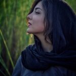 Ziba Karamali Instagram - . در این گنگی بی انتها نه می‌دانم کدام سو ماندنم را جشن بگیرم و نه کدام سو رفتنم را به سوگ نشینم. در میان این رفتن و نرفتن، داشتن و نداشتن، و بودن و نبودن به دنبال چه میگردی؟ آنچه در این سینه نهان است یک هیچ بزرگ است. جز هیچ ندانم و جز هیچ نخواهم. . 📷 @instudio.tehran Thanks to @monsef.shahrzad .