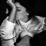 Ziba Karamali Instagram - . در آینه زنی است زخمی. زنی که تنش را نه بیگانه که خود سال ها به ضربه های بی رحم تازیانه‌ی طلب‌هایش نشانه رفته. آنقدر بر تن بی پناهش کوبیده که در نقطه‌ای زن به زانو درآمده. بر زمین افتاده و تنها و بی پناه و ترسان، به گوشه ای خزیده. از جهان گریخته و خود را به تاریکی و ابهام تسلیم کرده است. در دل این تسلیم اما جوانه‌ای روییده. جوانه‌ای در دل تاریکی ابهام پیش رو. انگار مهربان تر از ابهام و گشوده تر از آغوش تاریکی آغوشی نیافته. زن به آغوش تاریکی پناه میبرد تا بازیابد هویت و حقیقتی را که هر روز در برابر نگاه داغ خورشید تبخیر می‌شود. آرام میگیرد. به خود نگاه می‌کند. اشک در چشمانش حلقه زده و دیگر تازیانه ای نمی‌بیند. خود را محکم تر به آغوش می‌کشد و پس از سالها گرمای آغوشش را لمس می‌کند. تمام اندوه سال‌ها را با زلالی اشک‌های بی صدایش می‌شوید و به گذشته می‌سپارد. از که طلب مهر میکرد؟ از کجا محبت می‌جست؟ در حسرت چه بود؟ او همان تصویر را میخواست. تصویری که رهایش کرده بود. او خود را میخواست. همانی که سال‌ها تبعیدش کرده بود. . #شب_نوشت . 📷@rominaparto