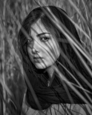 Ziba Karamali Instagram - .
هم دور و هم نزدیک
هم دور از من و هم وصله به جان
و من یک استمرارم. استمرارِ یک اشتباه.
شاید استمرار و تکرار و تکرار....
.
📷@instudio.tehran
