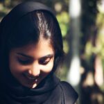 Ziba Karamali Instagram – من می خواهم بعد از این زندگی فشرده بکنم و هر ثانیه از زندگی ام را خوش باشم. می خواهم وقتی خوش هستم بدانم که خوش هستم. بیشتر مردم زندگی نمی کنند، فقط با هم مسابقه ی دو گذاشته اند. می خواهند به هدفی در افق دوردست برسند ولی در گرماگرم رفتن، آنقدر نفسشان بند می آید و نفس نفس می زنند که چشمشان به خودشان می افتد و می بینند پیر و فرسوده هستند و دیگر فرقی برایشان نمی کند به هدفشان رسیده اند یا نرسیده اند. .
#بابا_لنگ_دراز
.
📷@mehdizandpoor