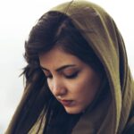 Ziba Karamali Instagram - . این شبایی که تا صبح خواب به چشمامون نیومد هرگز از خاطرمون نمیره... تمام این شبایی که هجوم هزاران فکر و هزاران ترس امانمونو برید و چونه‌هامونو لرزوند و قدم‌هامونو سست کرد، تا همیشه نه فقط توی خاطراتمون که توی چروک‌هایی که آروم آروم رد پیری رو روی قلبمون حک می‌کنه باقی می‌مونه... ابهامی که با قدم‌های ما قدم میزنه و مدام توی گوش ما زمزمه می‌کنه تا نذاره تصویری که ما می‌سازیم وضوح پیدا کنه. ترس از همرنگ بقیه شدن و باختن و حل شدن میون تمام کثافت این شهر و خاکستریِ آدماش با نفس‌های ما نفس می‌کشه! شاید همین الانم شبیهشون شدیم... فکر کنم ‌شبیه شدیم که حالمون دیگه خوش نیست و خنده‌هامون رنگی نیست... و میون تموم این روزا ماییم و یه علامت سوال بزرگ در برابر آینده‌ی پر از ابهامی که "حال" و حالِ مارو خاکستری می‌کنه. ماییم و یه دنیا تردید در انتخاب‌ها و تصمیم‌ها و حرکت‌کردنامون... ماییم و دنیا دنیا تنهایی! آخ که چقدر هوا سرده... . . 📷عکس از عکاس عزیز @emad.araad .