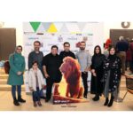 Ziba Karamali Instagram - . بمونه به یادگاری از یه تجربه فوق العاده دلنشین و دوست داشتنی کنار آدمایی که مثل خیلی‌ از آدمای این روزها، هزاررنگ و هزار رو نیستن. واقعی‌ان. بی ریا و بی غل و غش! به دور از هر حاشیه، به دور از هر ادایی و هر نامروتی! . برای من که این چند سال اخیر تا به امروز، تغییرات خیلی زیادی رو توی زندگیم تجربه کردم و به واسطه‌‌ی موقعیت‌های تازه‌ای که در اون ها قرار گرفتم، با افرادی تازه و معمولا ( به لحاظ سنی) بزرگتر از خودم آشنا شدم، بیشتر از هر چیزی، آدم‌ها و رفتارشون و منششون جلب توجه کرد. خیلی چیزها حالمو بد کرد و خیلی حرف‌ها و رفتارهای ناحقی که شنیدم و دونستم که پشت سرم مطرح شده، دلمو شکست و غمگینم کرد. ضربه هم خوردم ازشون. شاید حتی هنوز هم ترکش‌های این رفتارها من و آینده‌مو نشونه رفته باشه. شایدم نه! نمیدونم. ولی الان تنها چیزی که می‌دونم اینه که امروز من با زیبای چند سال پیش خیلی متفاوت شده. من قوی تر شدم و تمام این قدرت رو مدیون همون آدم‌هایی هستم که زمانی مانع سازی کردن. الان به جای هر گلایه‌ای تشکر می‌کنم از همه‌ی اون آدم‌هایی که باعث شدن زیبای زودرنج کم تحمل، امروز قوی تر بشه و مصمم‌تر تا بدونه دنیا قرار نیست اونجوری باشه که دلش میخواد. بلکه قراره خودش به شکلی درش بیاره که دلش میخواد😊 قرار نبود اینارو بنویسم ولی یه دفعه حجم انرژی خوب و صمیمیتی که از جمع افراد این عکسا متصاعد میشد،😁 سفره دلمو باز کرد و باعث شد بگم که این آدما جزو اون دسته‌ کم یابن که هرچقدرم کارت سخت باشه بازم دوست داری زمانتو با اونها و جهان اونها بگذرونی😍 خیلی خیلی باعث افتخاره که کنار شما در دوبله "#انیمیشن_شیرشاه همکاری کردم.😍 . می‌دونید که چقدر دوستتون دارم😍 . پ.ن: جای اوناییم که نیومدن خالی. 😁 . عکاس همه عکس‌ها: @saman.rahmatabadi